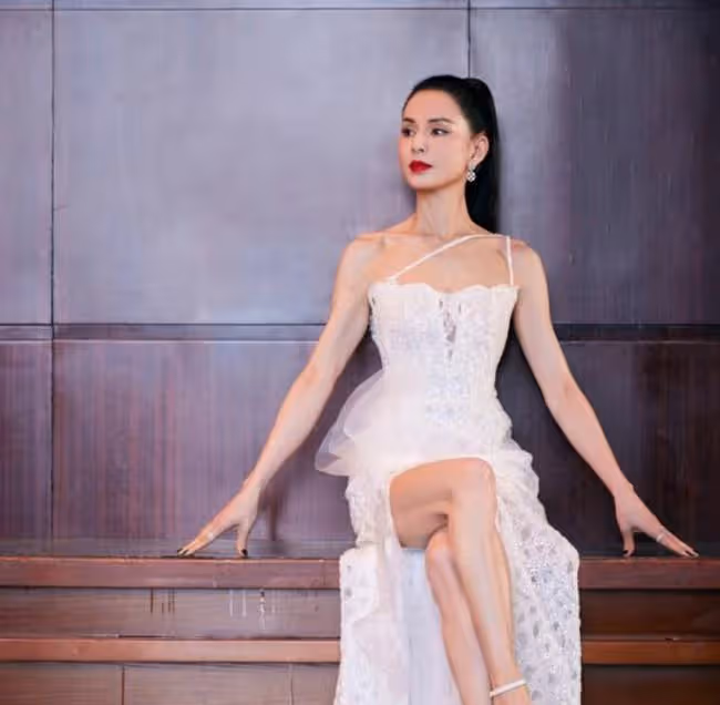 李若彤鍾麗緹雪地嬉鬧,膚白緊緻嬌俏似少女,兩人年齡相加超百歲
