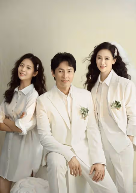 53歲翁虹曬照慶結婚15周年,與二婚老公相戀4月閃婚,女兒顏值高