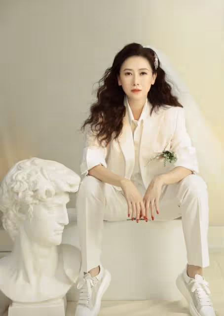 53歲翁虹曬照慶結婚15周年,與二婚老公相戀4月閃婚,女兒顏值高