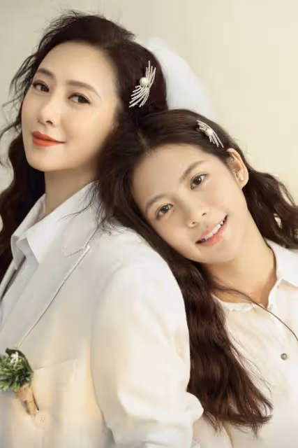 53歲翁虹曬照慶結婚15周年,與二婚老公相戀4月閃婚,女兒顏值高