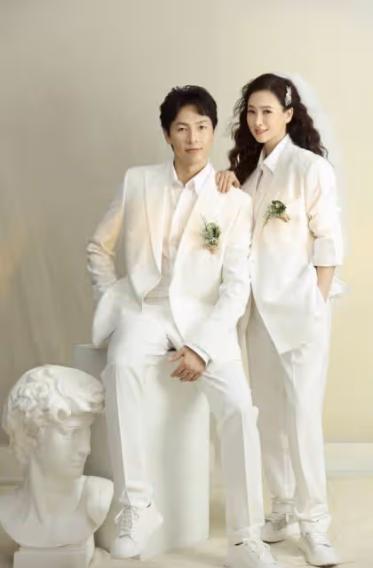 53歲翁虹曬照慶結婚15周年，與二婚老公相戀4月閃婚，女兒顏值高