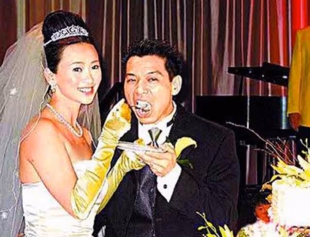 53歲翁虹曬照慶結婚15周年，與二婚老公相戀4月閃婚，女兒顏值高
