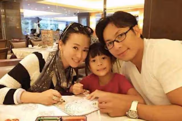 53歲翁虹曬照慶結婚15周年，與二婚老公相戀4月閃婚，女兒顏值高