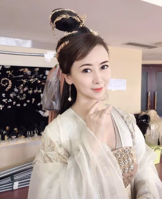 53歲翁虹曬照慶結婚15周年，與二婚老公相戀4月閃婚，女兒顏值高