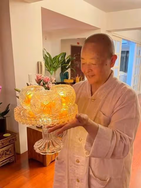 61歲瓊瑤女郎在美國去世!生前露面笑容溫暖,婚後息影剃度出家