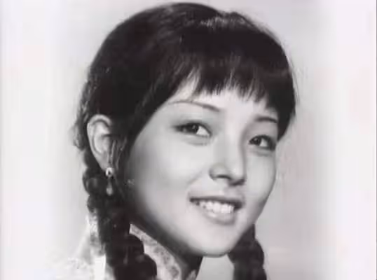 61歲瓊瑤女郎在美國去世!生前露面笑容溫暖,婚後息影剃度出家