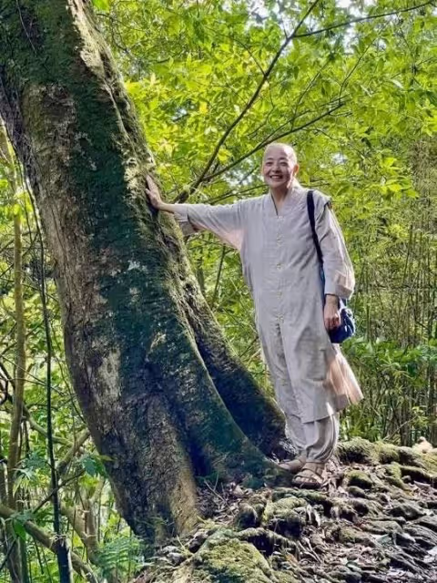 61歲瓊瑤女郎在美國去世!生前露面笑容溫暖,婚後息影剃度出家