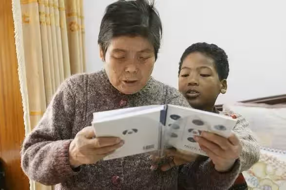 黑人寶寶被遺棄街頭!路過阿婆帶回撫養,今「21年後老人」卻險無家可歸
