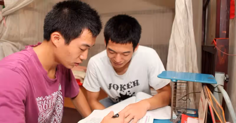 賺錢幫父母把弟弟養大，父母卻把拆遷款全給弟弟，大兒子憤怒離家