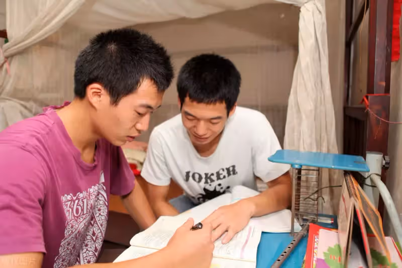 賺錢幫父母把弟弟養大,父母卻把拆遷款全給弟弟,大兒子憤怒離家