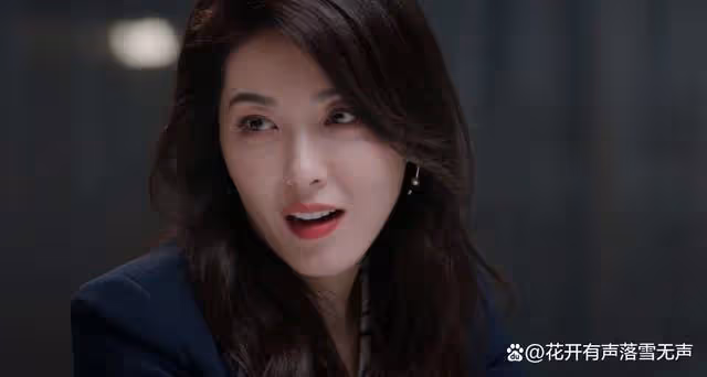 看到顧曉楠穿著禮服和馮總父女站在台上的時候,董博宇都酸了