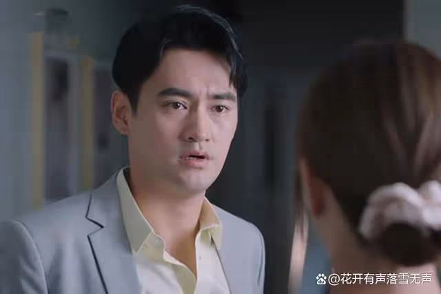 看到顧曉楠穿著禮服和馮總父女站在台上的時候,董博宇都酸了