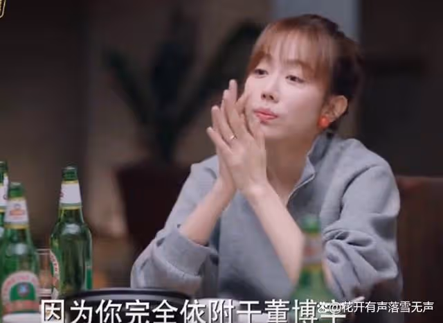 看到顧曉楠穿著禮服和馮總父女站在台上的時候,董博宇都酸了