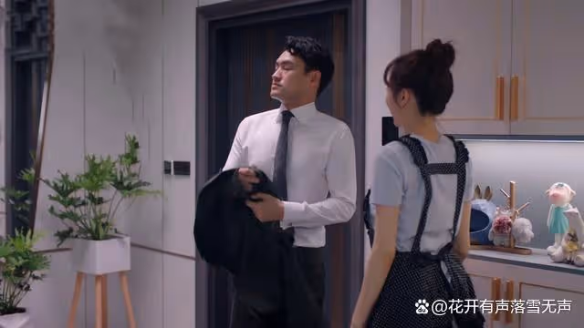 看到顧曉楠穿著禮服和馮總父女站在台上的時候,董博宇都酸了
