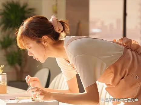 看到顧曉楠穿著禮服和馮總父女站在台上的時候,董博宇都酸了