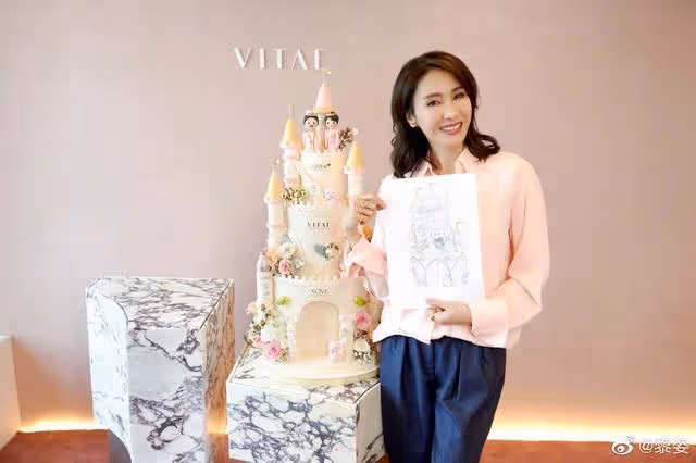 罕見曬夫妻合照!50歲黎姿喜迎結婚13周年,大十幾歲老公難得出鏡