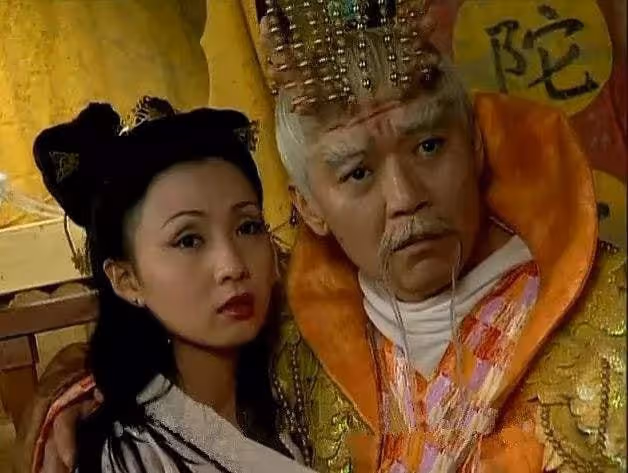 69歲李立群凌晨收工,現身內地蒼蠅小館,眼神迷濛興奮喝伏特加