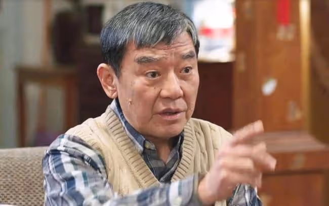 69歲李立群凌晨收工,現身內地蒼蠅小館,眼神迷濛興奮喝伏特加