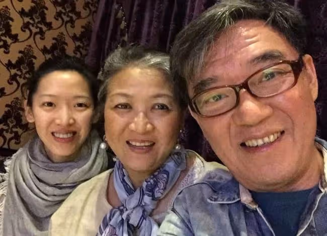 69歲李立群凌晨收工,現身內地蒼蠅小館,眼神迷濛興奮喝伏特加