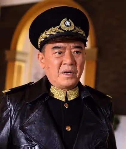 69歲李立群凌晨收工,現身內地蒼蠅小館,眼神迷濛興奮喝伏特加