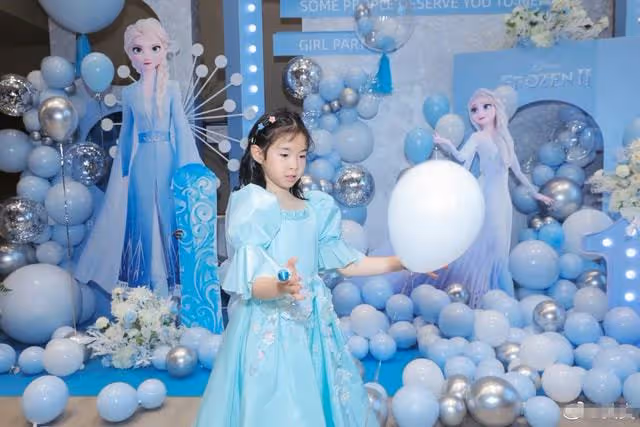 黃奕為女兒慶10歲生日，現場布置太夢幻，母女長相差別大引熱議