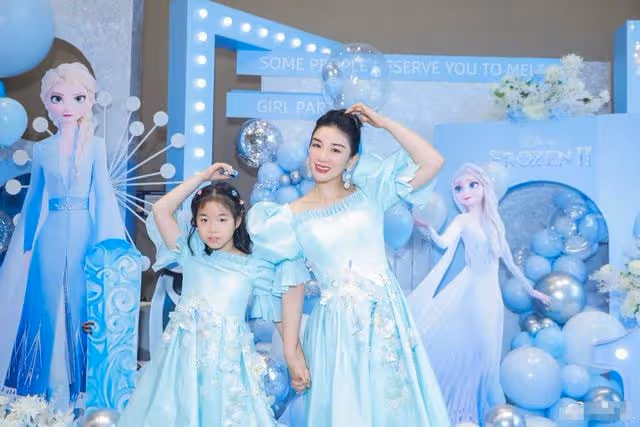 黃奕為女兒慶10歲生日，現場布置太夢幻，母女長相差別大引熱議