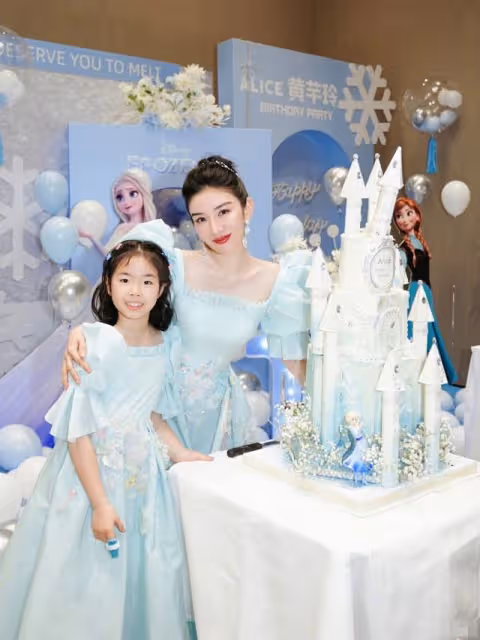黃奕為女兒慶10歲生日，現場布置太夢幻，母女長相差別大引熱議