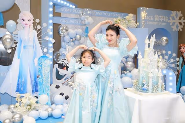 黃奕為女兒慶10歲生日，現場布置太夢幻，母女長相差別大引熱議