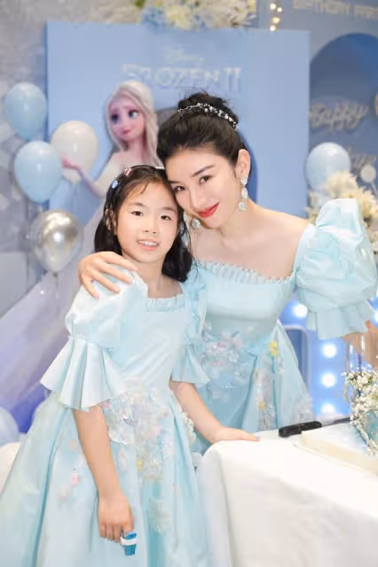黃奕為女兒慶10歲生日，現場布置太夢幻，母女長相差別大引熱議
