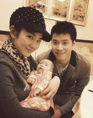 黃奕為女兒慶10歲生日，現場布置太夢幻，母女長相差別大引熱議