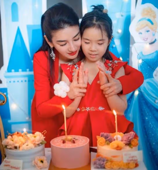 黃奕為女兒慶10歲生日,現場布置太夢幻,母女長相差別大引熱議