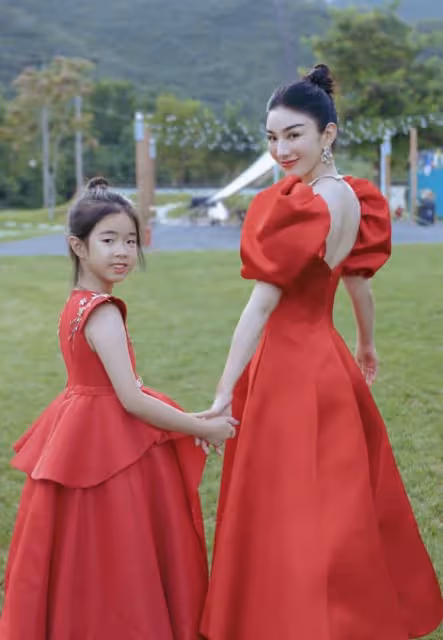 黃奕為女兒慶10歲生日,現場布置太夢幻,母女長相差別大引熱議