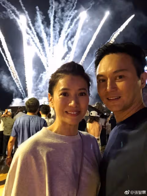 央視鏡頭下的袁詠儀張智霖,雙雙素顏皺紋多,皮膚狀態很真實