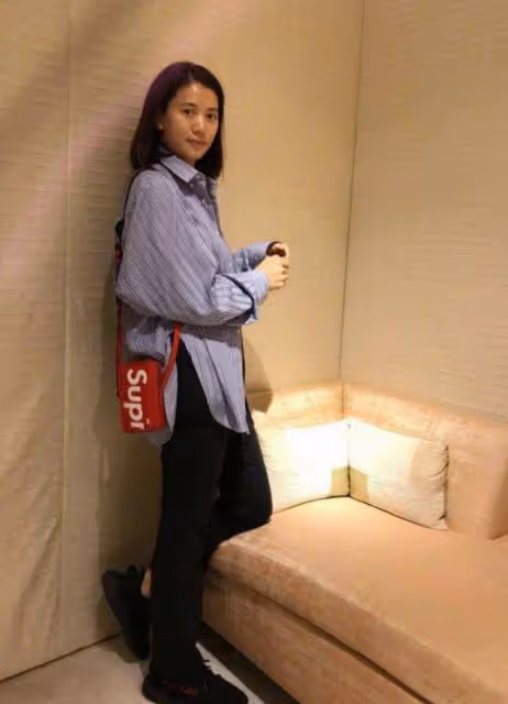 央視鏡頭下的袁詠儀張智霖,雙雙素顏皺紋多,皮膚狀態很真實