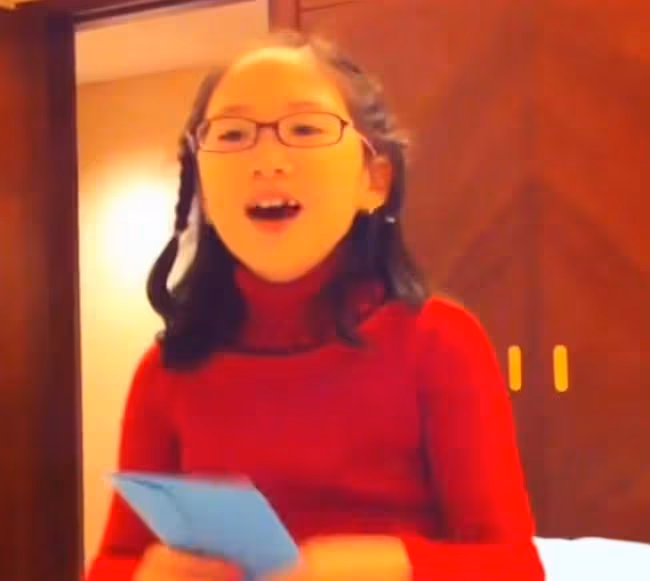 甄子丹為愛女慶生,嘟嘴獻吻女兒太溫馨,18歲甄濟如穿紅裙氣質好