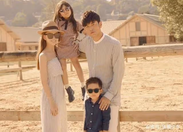 43歲周杰倫官宣三胎喜訊,曬昆凌孕肚照,稱原本打算生了再公布