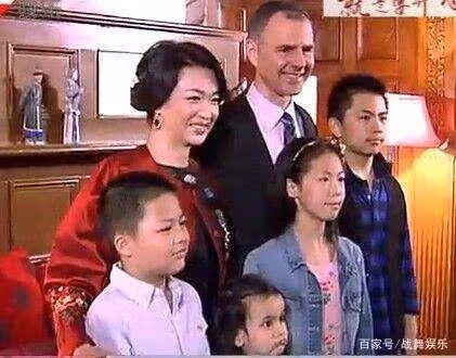 在家裡,金星是溫柔的妻子,完美的家庭主婦,這是漢斯愛她的原因