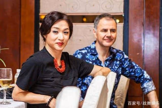 在家裡,金星是溫柔的妻子,完美的家庭主婦,這是漢斯愛她的原因
