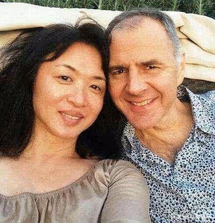 在家裡,金星是溫柔的妻子,完美的家庭主婦,這是漢斯愛她的原因