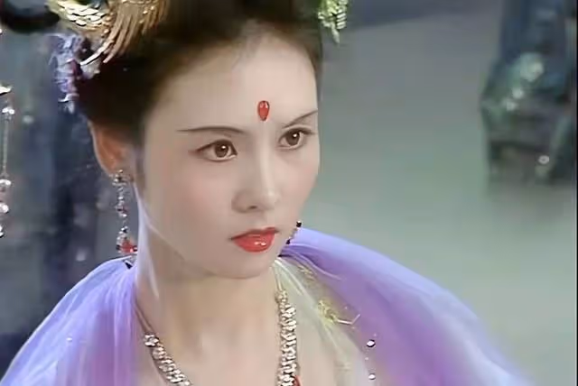 從前的導演只覺得演員穿得少,現在的導演只覺得演員穿得多!