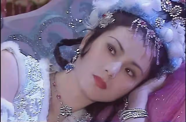 從前的導演只覺得演員穿得少,現在的導演只覺得演員穿得多!