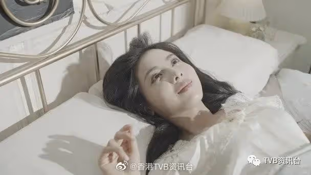 重現經典床褥廣告　伍樂怡向汪明荃致敬：雖然走曬音