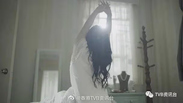 重現經典床褥廣告 伍樂怡向汪明荃致敬:雖然走曬音