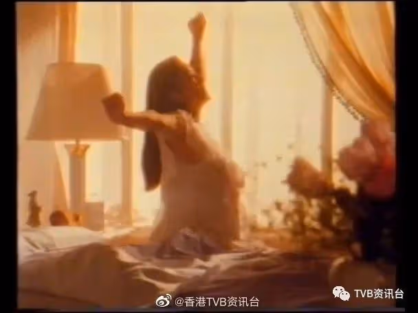 重現經典床褥廣告 伍樂怡向汪明荃致敬:雖然走曬音