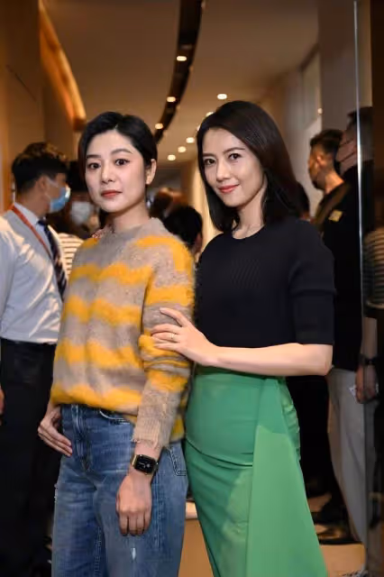 高圓圓現身某公司掃樓,男員工集體離位圍觀,小腹凸起與常人無異