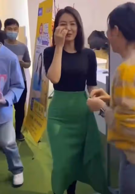 高圓圓現身某公司掃樓,男員工集體離位圍觀,小腹凸起與常人無異