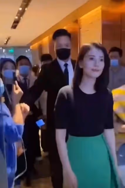 高圓圓現身某公司掃樓,男員工集體離位圍觀,小腹凸起與常人無異