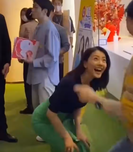 高圓圓現身某公司掃樓,男員工集體離位圍觀,小腹凸起與常人無異
