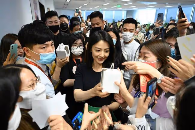高圓圓現身某公司掃樓，男員工集體離位圍觀，小腹凸起與常人無異