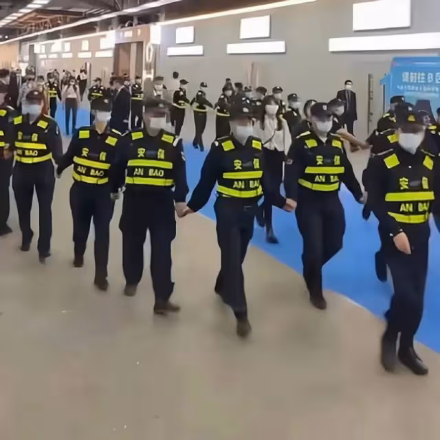 高圓圓現身某公司掃樓，男員工集體離位圍觀，小腹凸起與常人無異